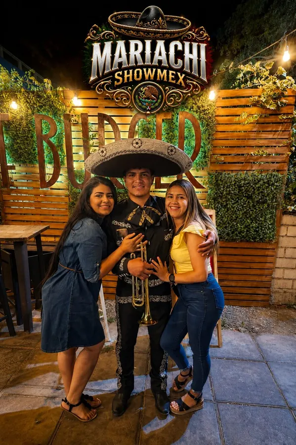 Mariachis profesionales tocando en una celebración en Santiago