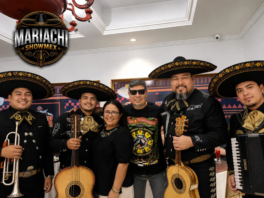 Mariachis a domicilio amenizando un aniversario en Santiago